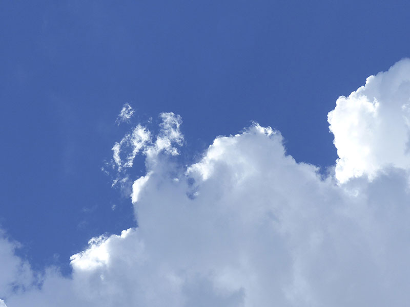 Ciel bleu et nuages blancs