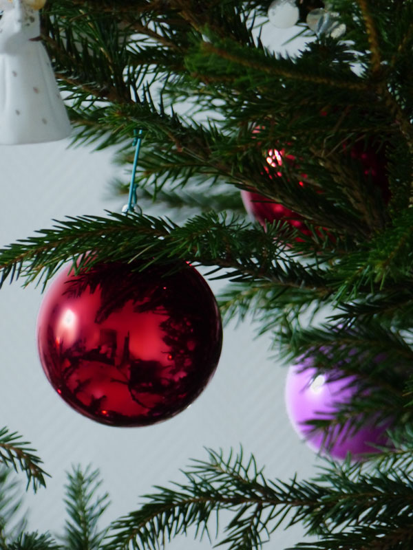 Boule de Noël rouge dans le sapin