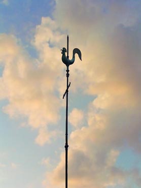 coq girouette, oiseau de cuivre au soleil couchant