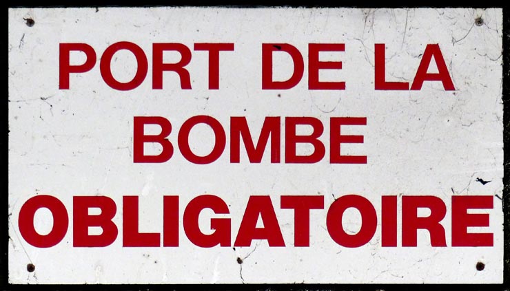 Panneau port de la bombe obligatoire