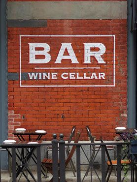 Mur peint indiquant Bar - Wine cellar