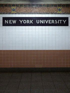 Signalétique métro new-yorkais indiquant New York University