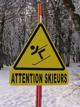 Panneau jaune attention skieurs
