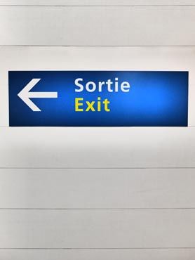 Panneau indiquant Sortie - Exit dans un aéroport