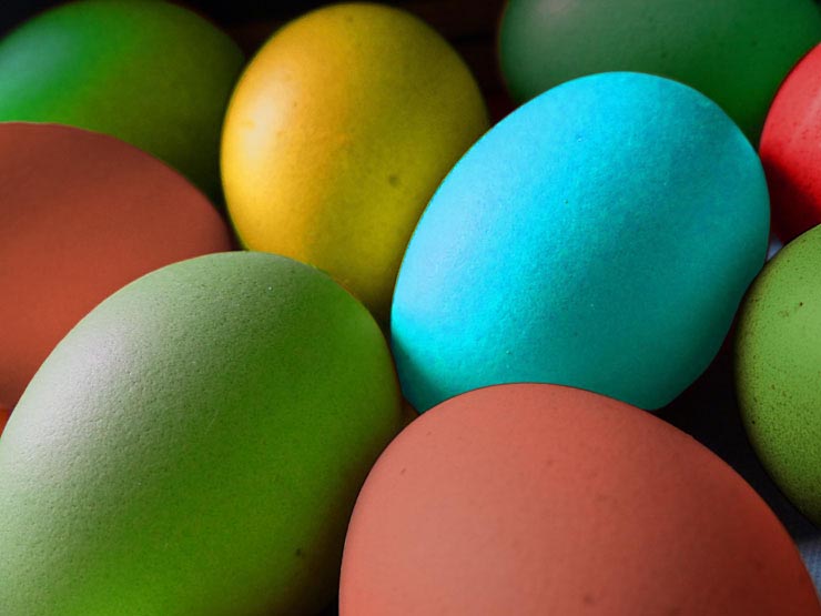 9 oeufs de Pâques de plusieurs couleurs