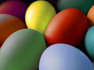 les œufs de Pâques en couleurs vives