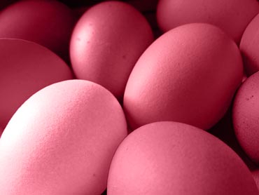 œufs de Pâques teintés de rose