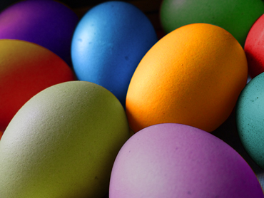 neuf œufs de Pâques multicolores