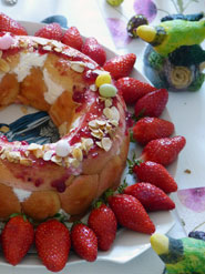 Photo de fraises autour du gâteau