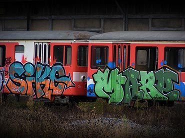 photographie de wagons abandonnés