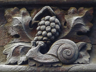 photo d'une sculpture d'escargot et de grappe de raisin en Bourgogne