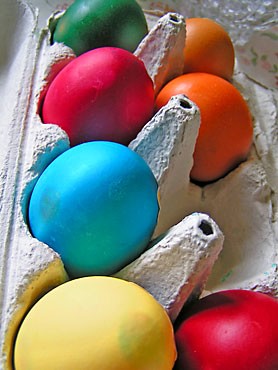 Photo d'une boite avec des œufs multicolores