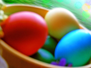 œufs de Pâques dans un bol