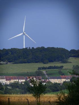 photo gratuite d'une éolienne derrière un village