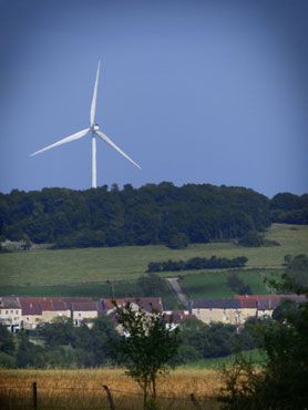 éolienne derrière un village