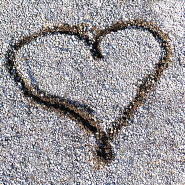 image d'un coeur dessiné dans le sable