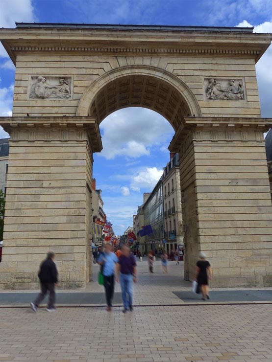 Rue de la Liberté et Porte Guillaume