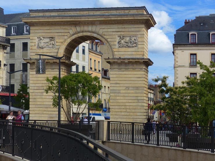 Porte Guillaume place Darcy