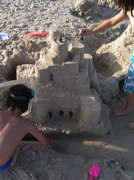 Enfants faisant un château de sable