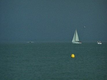 bateau à voiles sur l'eau