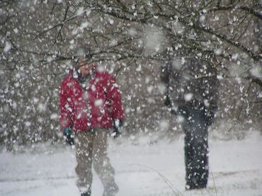 enfants jouant sous la neige