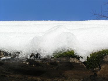 neige sur un mur