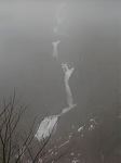 chute d'eau et brume hivernale