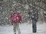 enfants sous l'averse de neige