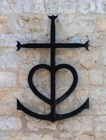 Croix camarguaise sur le mur de l'église du village
