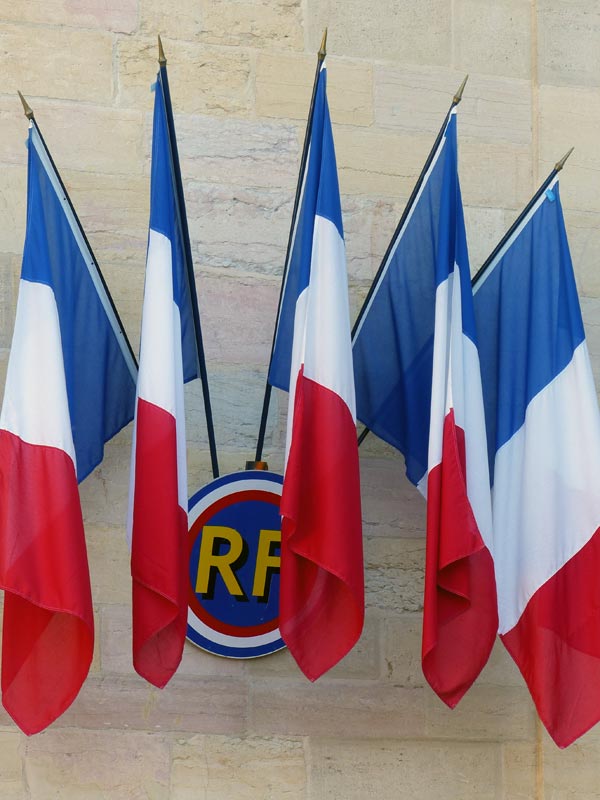 Drapeaux français sur la mairie