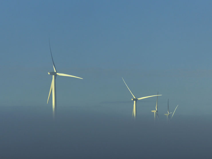 photo gratuite d'éoliennes métalliques dans le brouillard