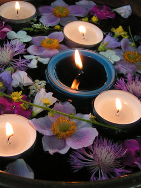 bougies et fleurs coupées flottant dans l'eau