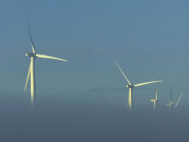 image gratuite d'éoliennes dans le brouillard