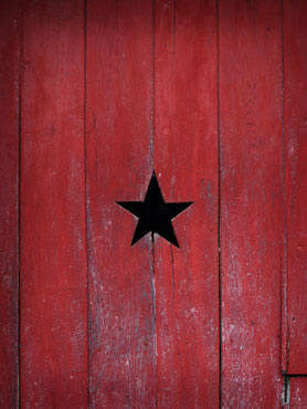 Objet symbolique : une étoile dans une porte de grange