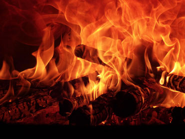 image gratuite d'un feu allumé dans le four à pain
